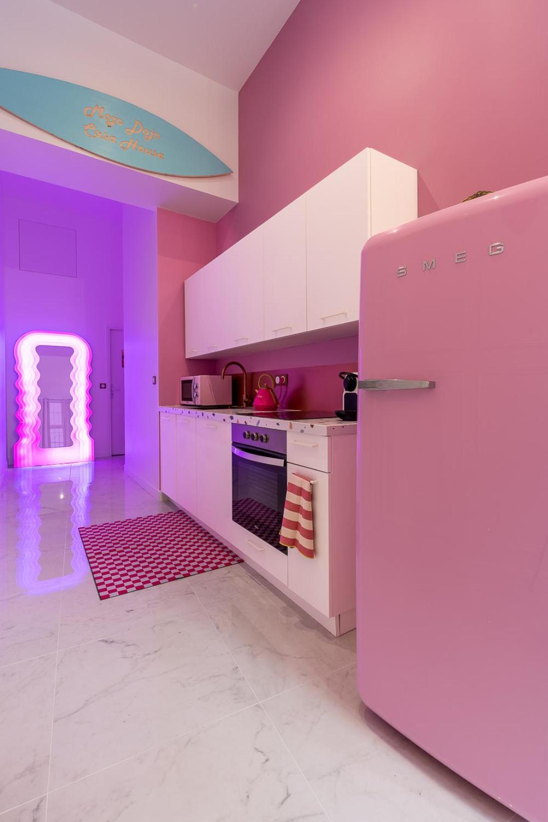 Beautiful Modern Barbie Flat In Apartment *